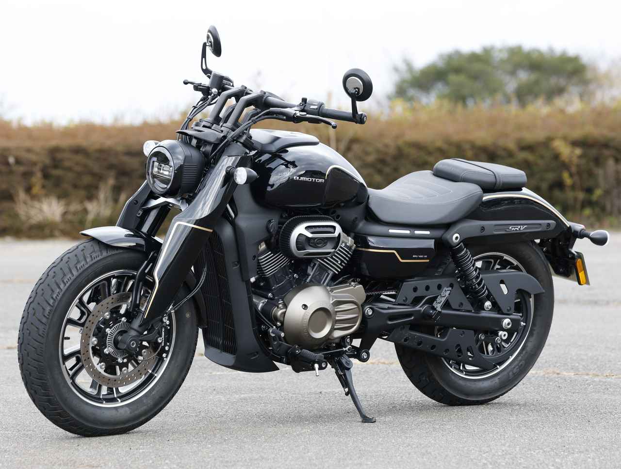 画像1: 車格的にはホンダのレブル500とほぼ同サイズだが、押し出し感のあるスタイルで、迫力と個性はクラスを超えたものを備えている。撮影車両はつやありのブラック。各所に配置されたゴールドのストライプが高級感を醸し出す。「バイカーズパラダイス南箱根」ではレンタル車両として運用が開始されており、1時間税込3300円でレンタル試乗可能。2026年春にはATモデルも登場予定だ。