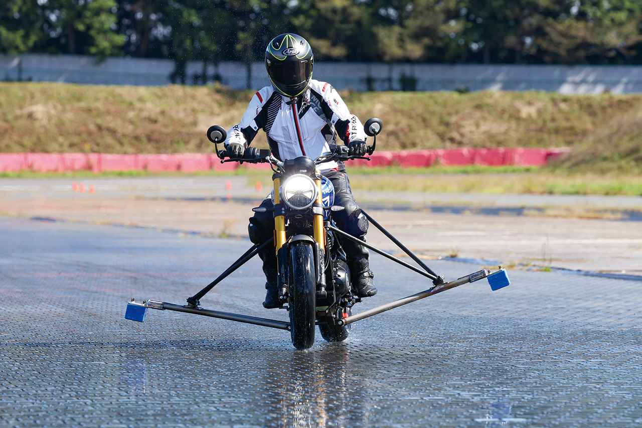 画像: ▲意図的にリアを振り出した状況からブレーキングしてみても、車体姿勢を大きく乱すことなくスッと停まる。見ていてあっけないほどの安定感だ。