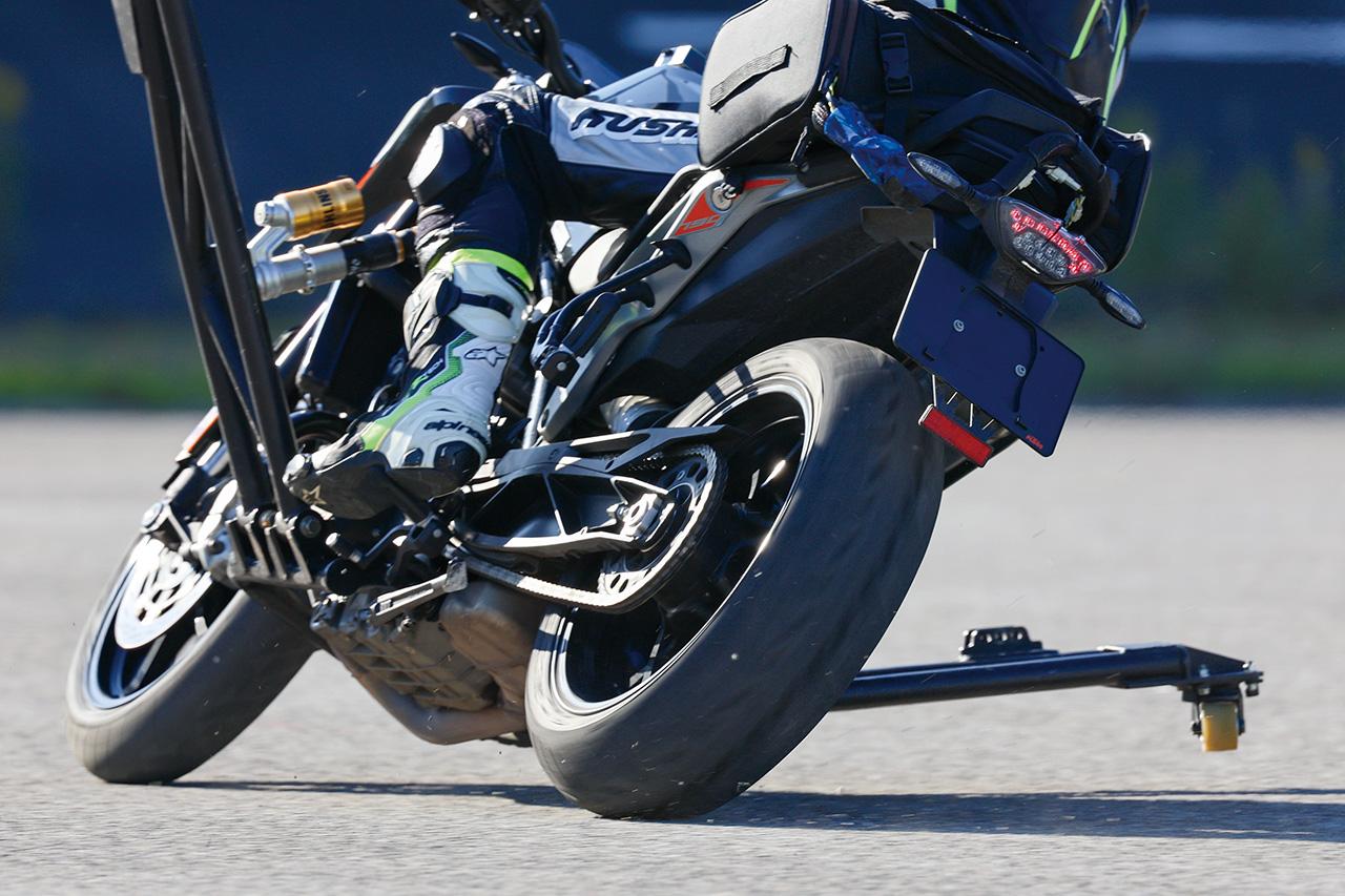 画像: ▲コーナリング中のリアスライドもドラッグトルクコントロールが介入してスリップ量を調整。スリップダウンやハイサイドを未然に防いでくれる