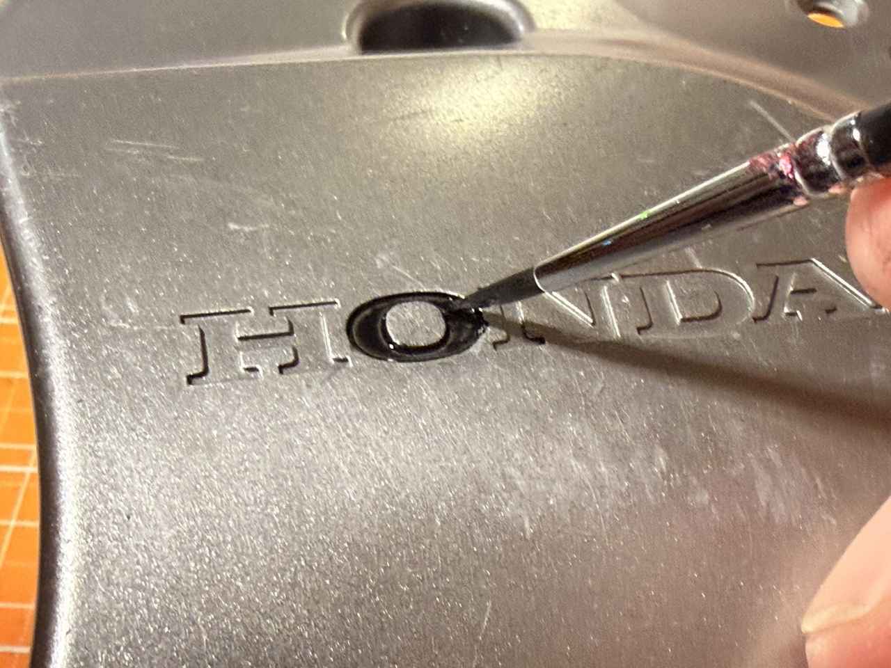 画像3: せっかくなのでホンダロゴも黒塗りしてみる