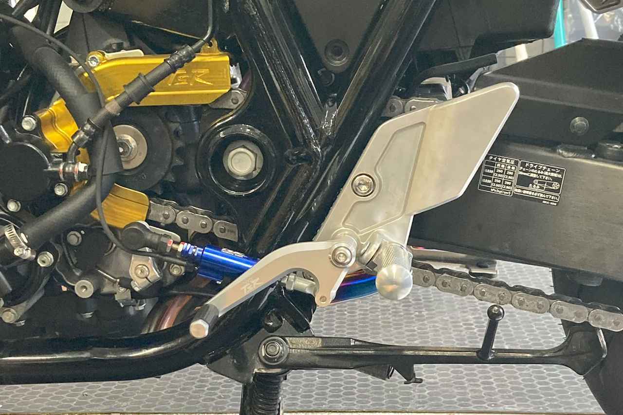 画像: ステップシフターユニット、シフターペダルキット、スポーツステップバーセットを組み合わせた装着写真。装着にはギアチェンジアームCOMP　CB1300SF/SB(SC54)（3190円）が別途必要。