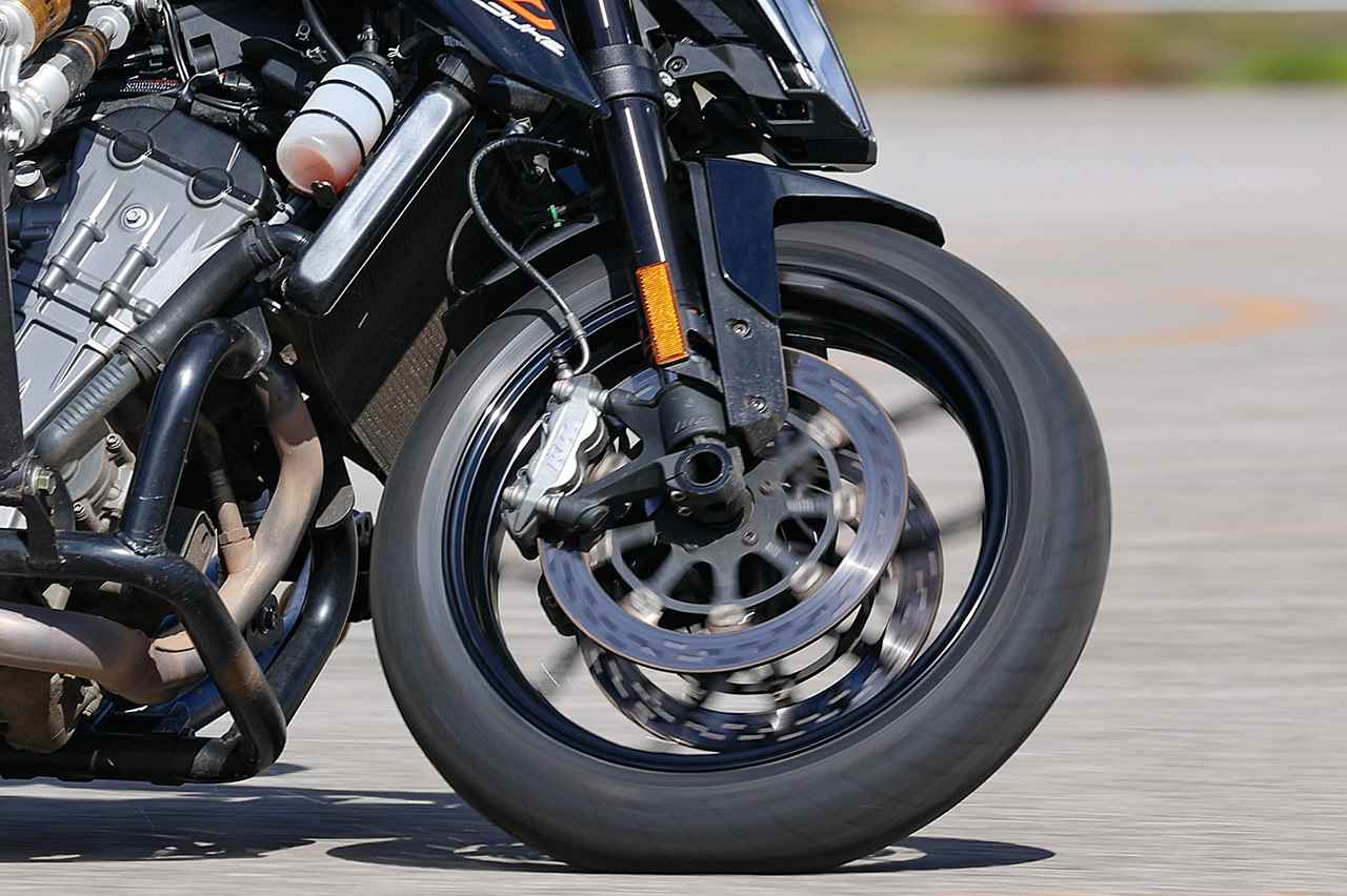 画像: ▲フロントフォークがブレーキングでフルボトムしているのに注目。通常なら転倒コースでも絶妙なアシストでグリップを失わない。