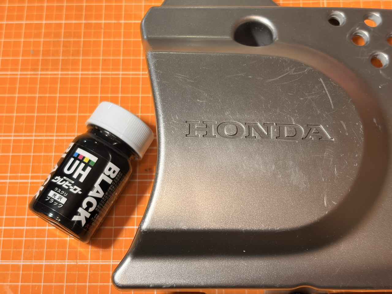 画像1: せっかくなのでホンダロゴも黒塗りしてみる