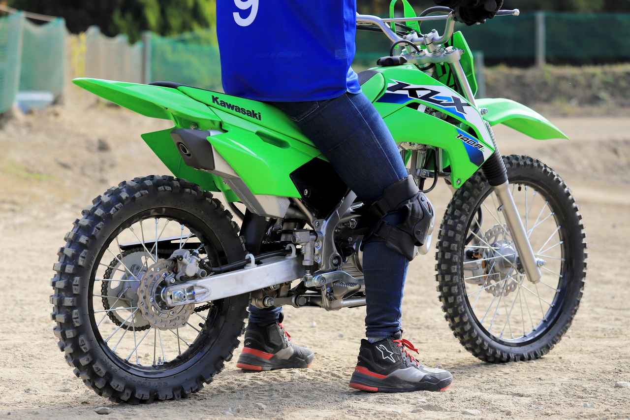 画像1: ▲シート高が低く、サスペンションの沈み込みもあり、さらに脚が下ろしやすいスリムな設計によって、膝を伸ばし切ることなく、両足がべたりと接地しました。