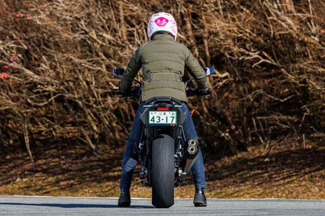 画像6: KTM 990 DUKEの魅力を深掘り試乗チェック！ ハイパフォーマンスと優しさの“二刀流”を堪能できる本格スポーツ