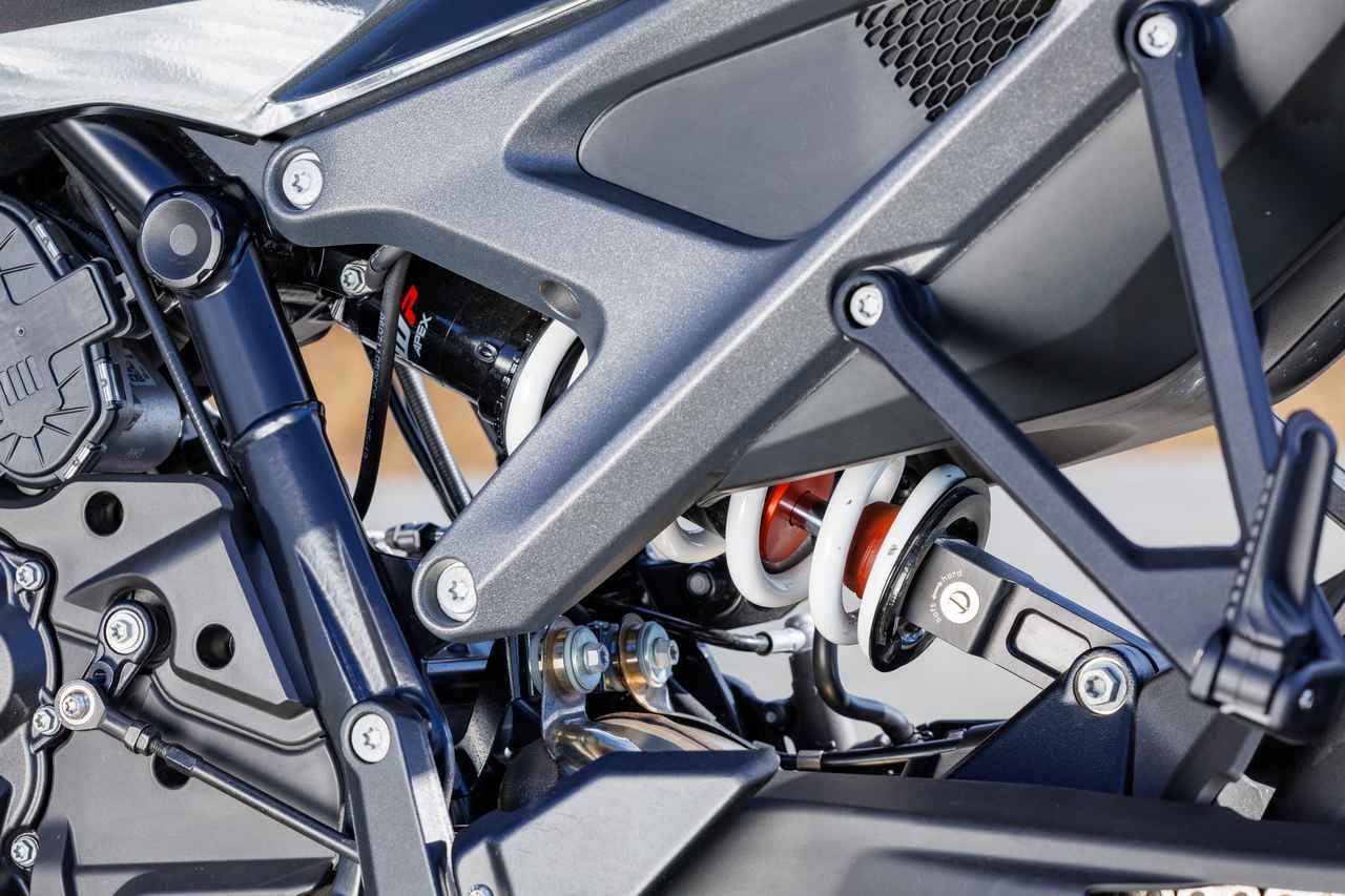 画像2: リアサスペンションもWP製で、リザーバータンク付きのAPEXモノショックを採用。こちらはリバウンドの減衰力調整が可能で、調整幅は5段階。スイングアームはピボット部をフレームの内側とした新構造で、鋳造方式を変更して約1.5kg軽量化。剛性はあえて35％ほど下げたしなやかな仕様として路面追従性を向上させている。