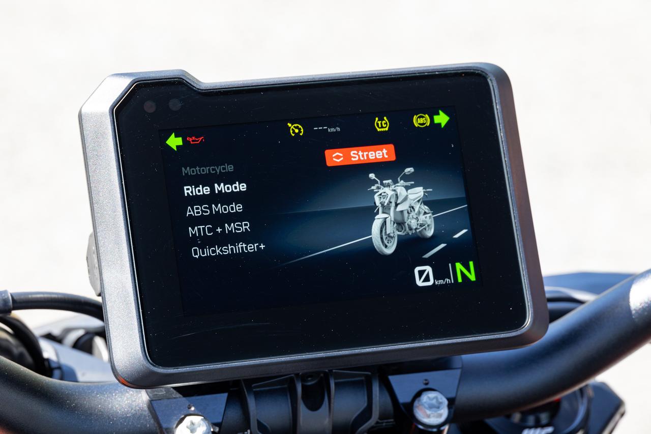画像1: ライディングモードは最大5種類を用意。スタンダードはストリート、スポーツ、レインの3種類だが、オプションのテックパック（17万6551円）を装備すると追加でパフォーマンス、トラックが追加になるほか、クルーズコントロールも使用可能になる。