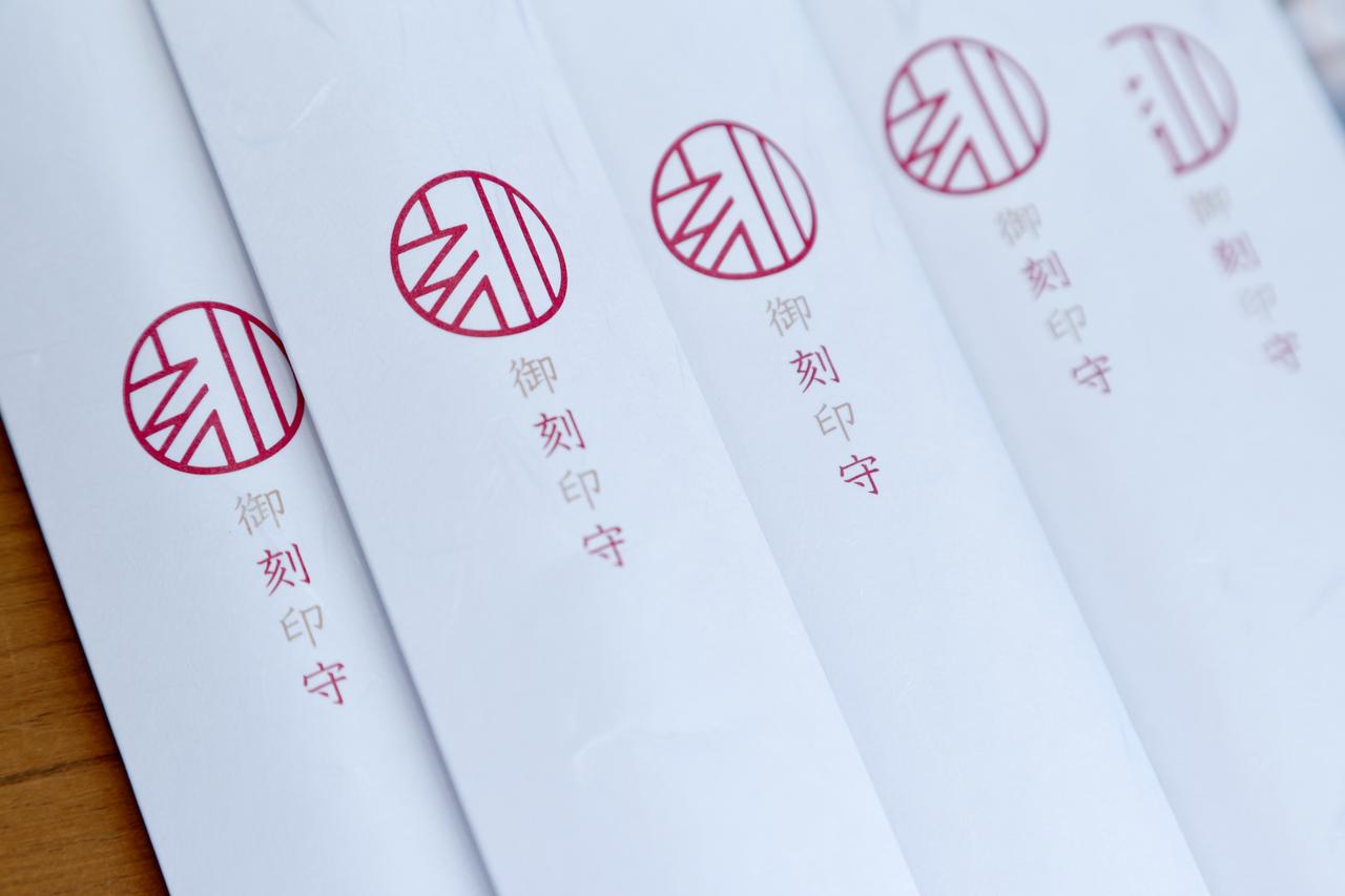 画像: 『御刻印』は御朱印とは違う新しい神社巡りの証。KADOYA製レザーの専用お守りを手に入れて神社それぞれのオリジナル刻印を集めます。御刻印守 初穂料：3500円／御刻印 初穂料：300円。