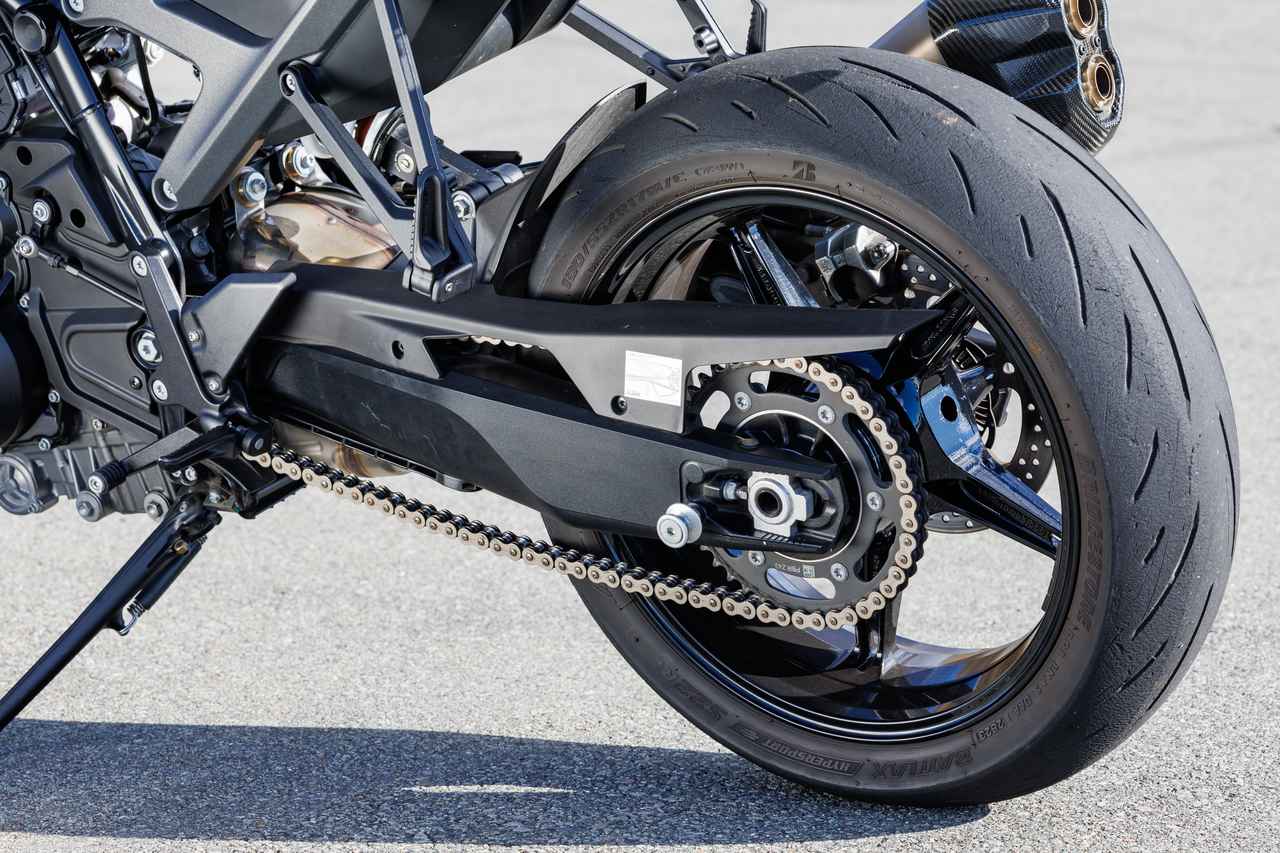 画像1: リアサスペンションもWP製で、リザーバータンク付きのAPEXモノショックを採用。こちらはリバウンドの減衰力調整が可能で、調整幅は5段階。スイングアームはピボット部をフレームの内側とした新構造で、鋳造方式を変更して約1.5kg軽量化。剛性はあえて35％ほど下げたしなやかな仕様として路面追従性を向上させている。