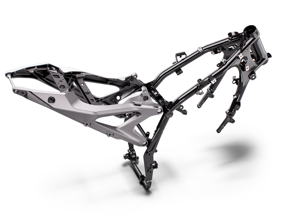 画像: スチールチューブラーフレームはエンジンを強度部材の一部とした構成で、側面剛性を8％、ねじり剛性を5％アップ。これに組み合わされるサブフレームはアルミキャスト製でエアボックスとエアインテークはシート下で統合される構造とした。