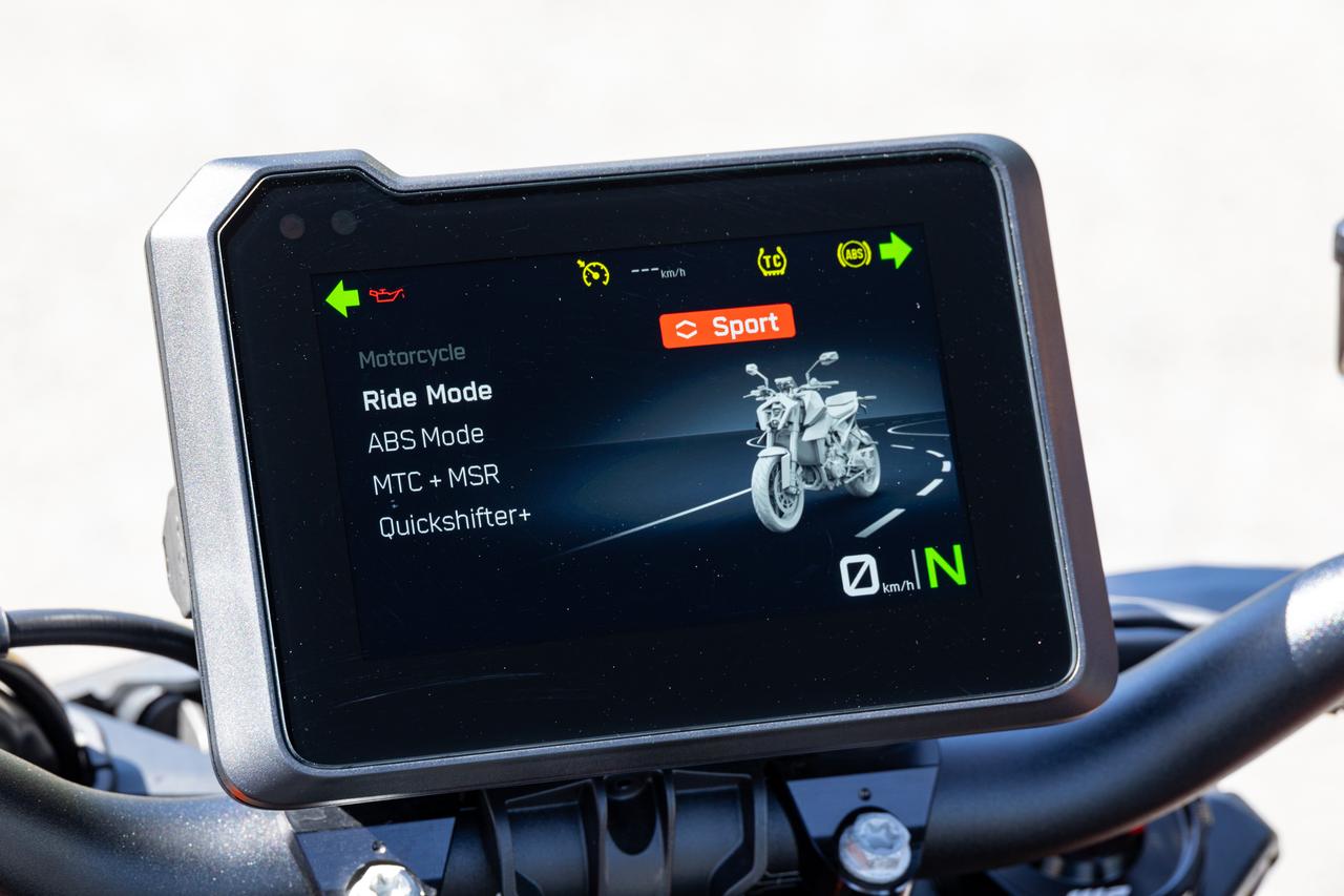 画像2: ライディングモードは最大5種類を用意。スタンダードはストリート、スポーツ、レインの3種類だが、オプションのテックパック（17万6551円）を装備すると追加でパフォーマンス、トラックが追加になるほか、クルーズコントロールも使用可能になる。