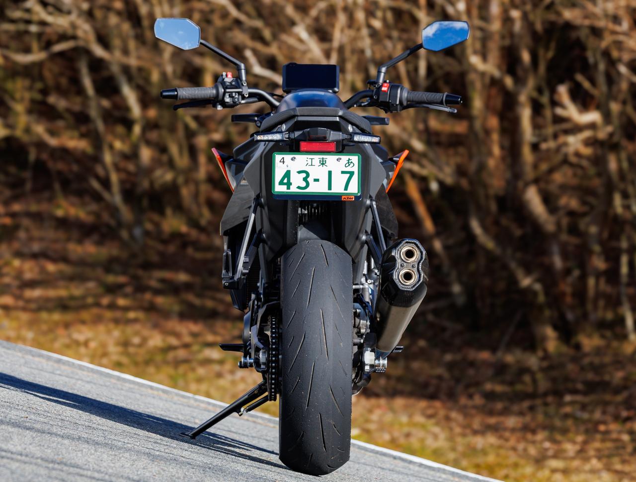 画像4: 990 DUKEは「究極のミドルクラスストリートバイク」がコンセプト。シャープに尖ったシュラウドと独特な造形のヘッドライトが生み出すアグレッシブなイメージが、見る者にインパクトを与えるスタイリングは、停止時にも強烈な存在感を放っている。一方で、一切のムダを省いたボディワークで、車体自体は非常にコンパクトでスリムに仕上がっている。