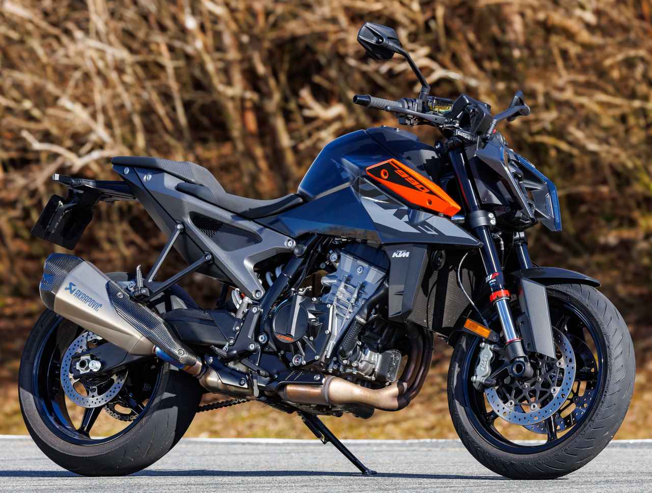 画像1: 990 DUKEは「究極のミドルクラスストリートバイク」がコンセプト。シャープに尖ったシュラウドと独特な造形のヘッドライトが生み出すアグレッシブなイメージが、見る者にインパクトを与えるスタイリングは、停止時にも強烈な存在感を放っている。一方で、一切のムダを省いたボディワークで、車体自体は非常にコンパクトでスリムに仕上がっている。