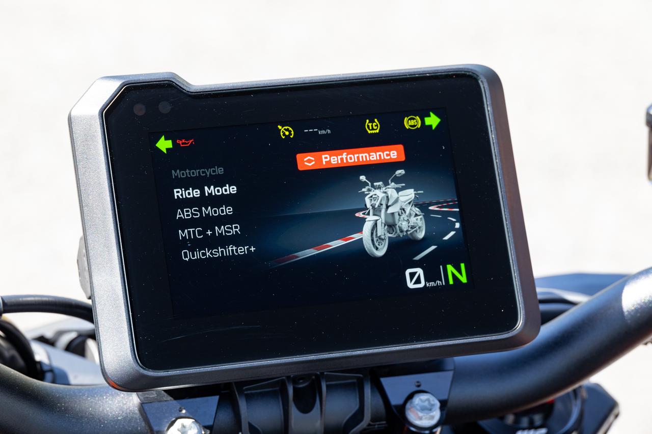 画像4: ライディングモードは最大5種類を用意。スタンダードはストリート、スポーツ、レインの3種類だが、オプションのテックパック（17万6551円）を装備すると追加でパフォーマンス、トラックが追加になるほか、クルーズコントロールも使用可能になる。