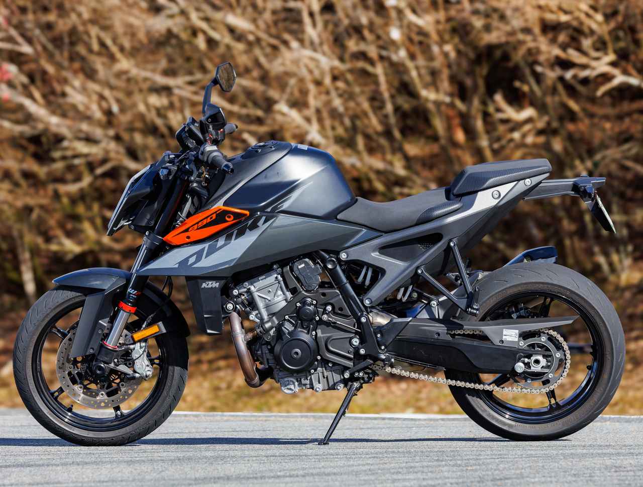 画像6: 990 DUKEは「究極のミドルクラスストリートバイク」がコンセプト。シャープに尖ったシュラウドと独特な造形のヘッドライトが生み出すアグレッシブなイメージが、見る者にインパクトを与えるスタイリングは、停止時にも強烈な存在感を放っている。一方で、一切のムダを省いたボディワークで、車体自体は非常にコンパクトでスリムに仕上がっている。