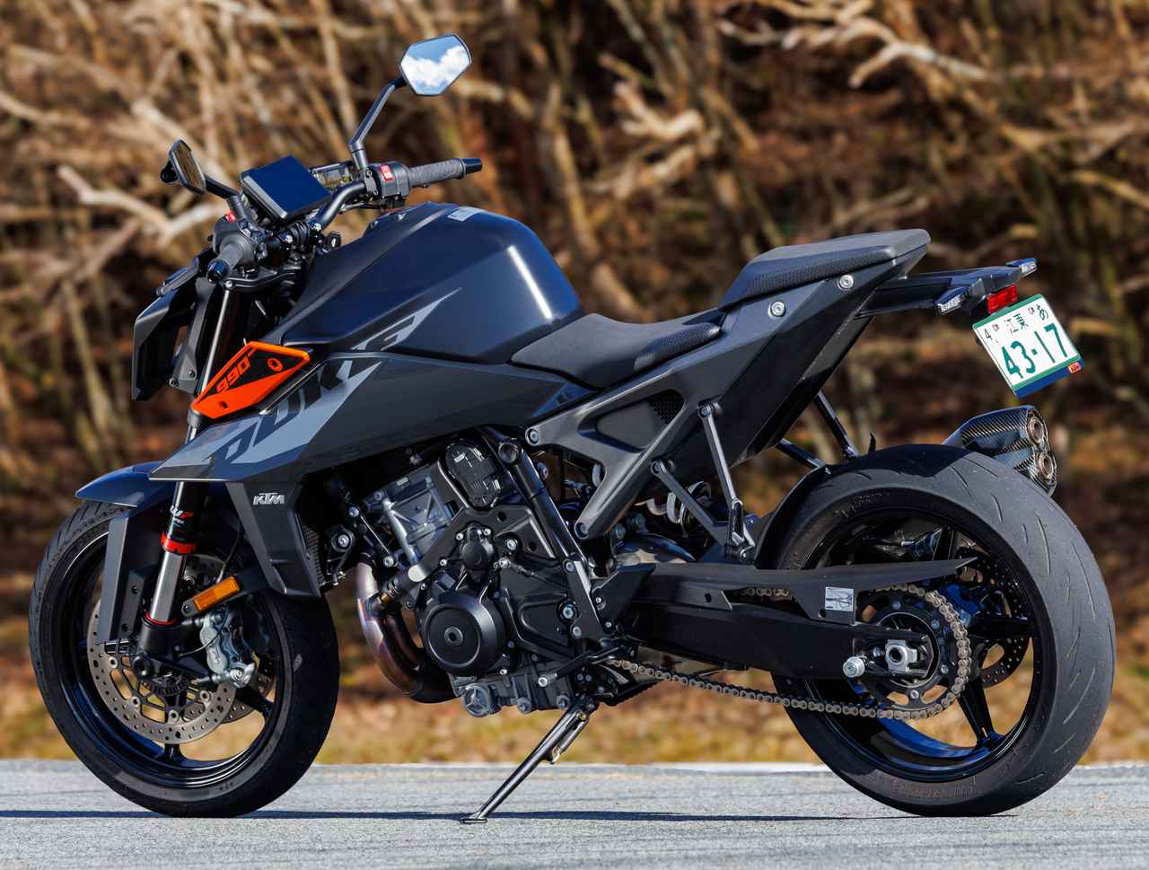 画像5: 990 DUKEは「究極のミドルクラスストリートバイク」がコンセプト。シャープに尖ったシュラウドと独特な造形のヘッドライトが生み出すアグレッシブなイメージが、見る者にインパクトを与えるスタイリングは、停止時にも強烈な存在感を放っている。一方で、一切のムダを省いたボディワークで、車体自体は非常にコンパクトでスリムに仕上がっている。