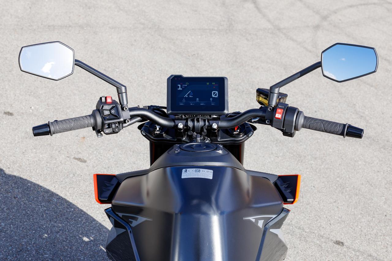 画像: 標準装備のハンドルは約760mm幅のテーパーバー。ポジション調整機構も備わっており、体格や好みに応じた微調整が可能となっている。ハンドルのセット位置はやや低めとなっていて、ライディングポジションは軽めの前傾姿勢となる。