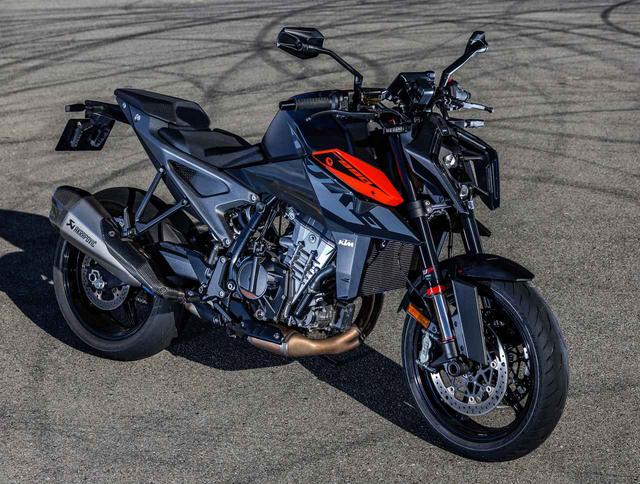 画像: KTM 990 DUKE 総排気量：947cc エンジン形式：水冷4ストDOHC4バルブ並列2気筒 シート高：825mm 車両重量：約179kg（燃料除く） 税込価格：185万3000円 ※アクラポビッチサイレンサーはオプションです。