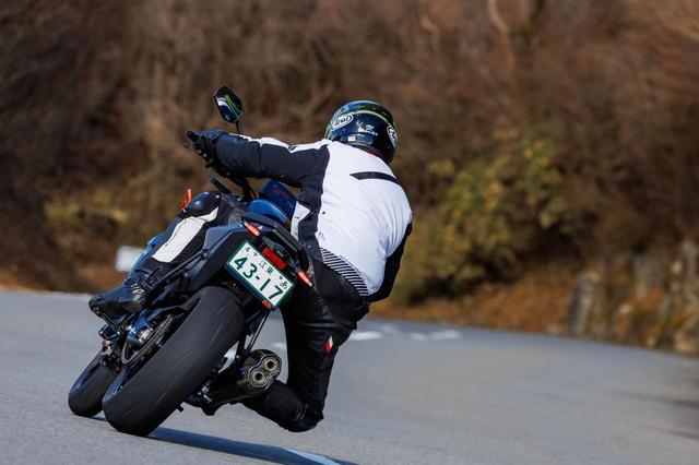 画像2: KTM 990 DUKE 試乗レビュー① エキスパート編（太田安治） 多彩なシチュエーションで気持ち良く「開けていける」素直さが嬉しい