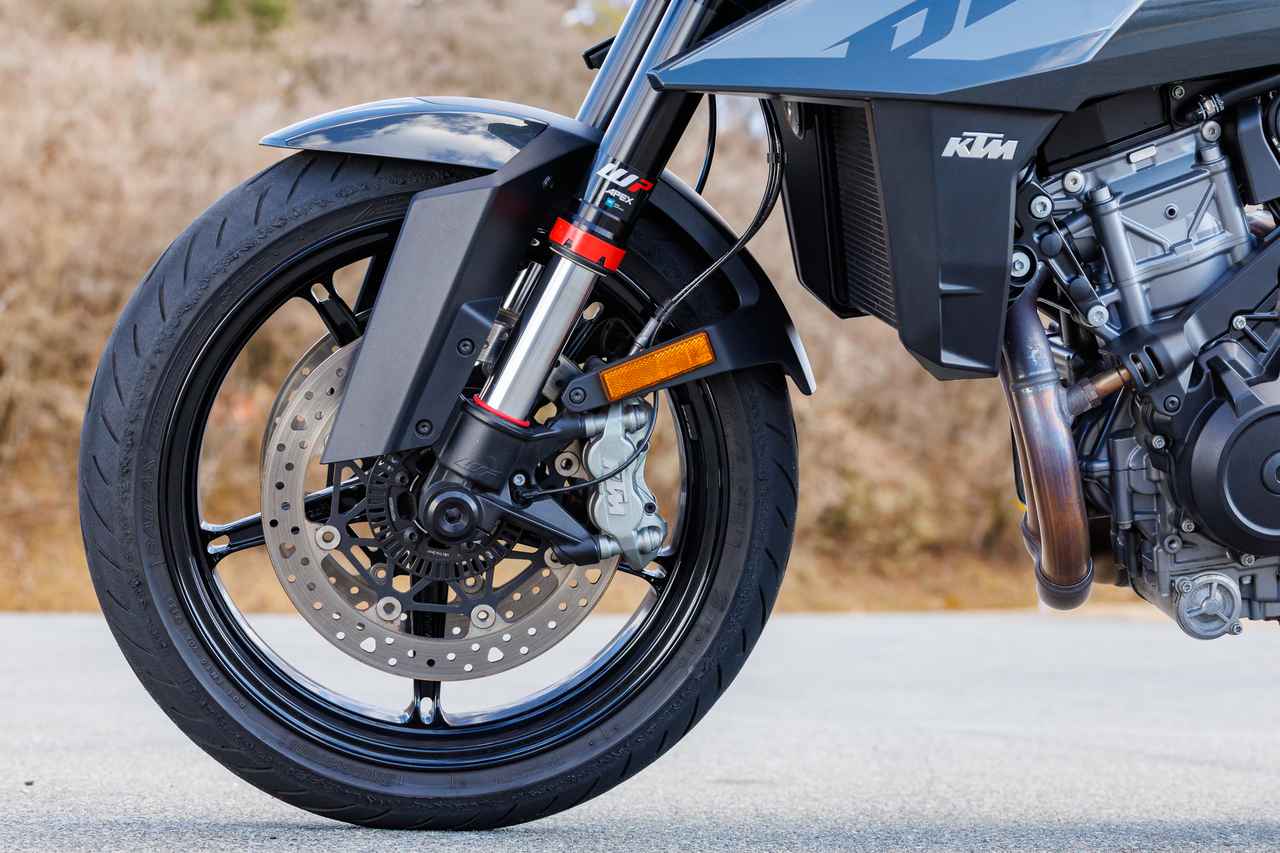 画像1: フロントフォークはWP製のAPEX倒立フォークで、ストローク量は140mm、インナーチューブ径はΦ43mm。トップキャップ部には左右で独立した調整機構が備わっており、右側がリバウンド、左側がコンプレッションの調整ノブ。それぞれ5段階で減衰力を調整することができる。ブレーキはΦ300mmのダブルディスク、キャリパーはブレンボのグループブランドであるJ.JUAN製。