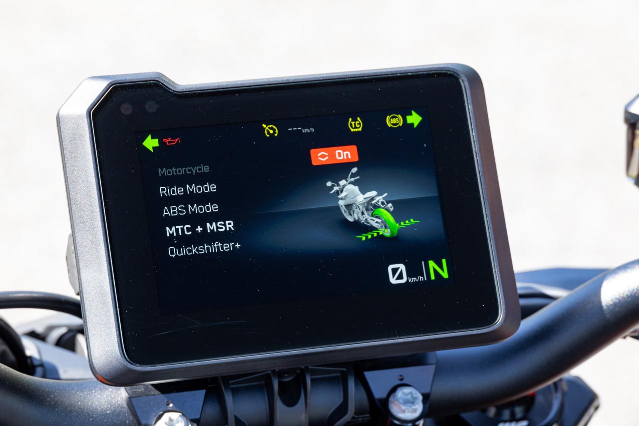 画像1: オプションのテックパックを装備するとリアホイールのスリップ量をコントロールするMSRやクイックシフター+も使用可能となる。ロードモードとリアのみをOFFにできるスーパーモトモードの2種類が選択可能なABSは標準装備。