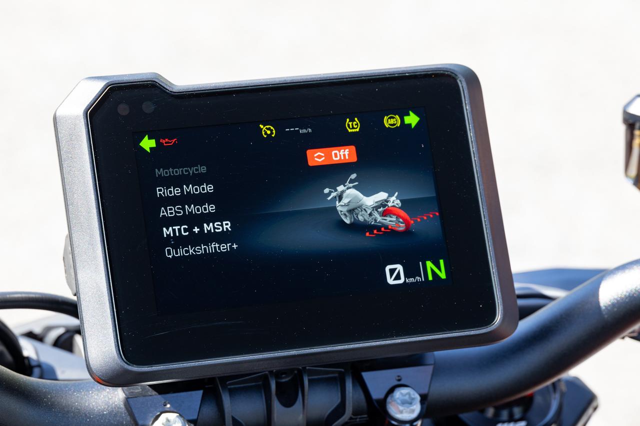 画像2: オプションのテックパックを装備するとリアホイールのスリップ量をコントロールするMSRやクイックシフター+も使用可能となる。ロードモードとリアのみをOFFにできるスーパーモトモードの2種類が選択可能なABSは標準装備。