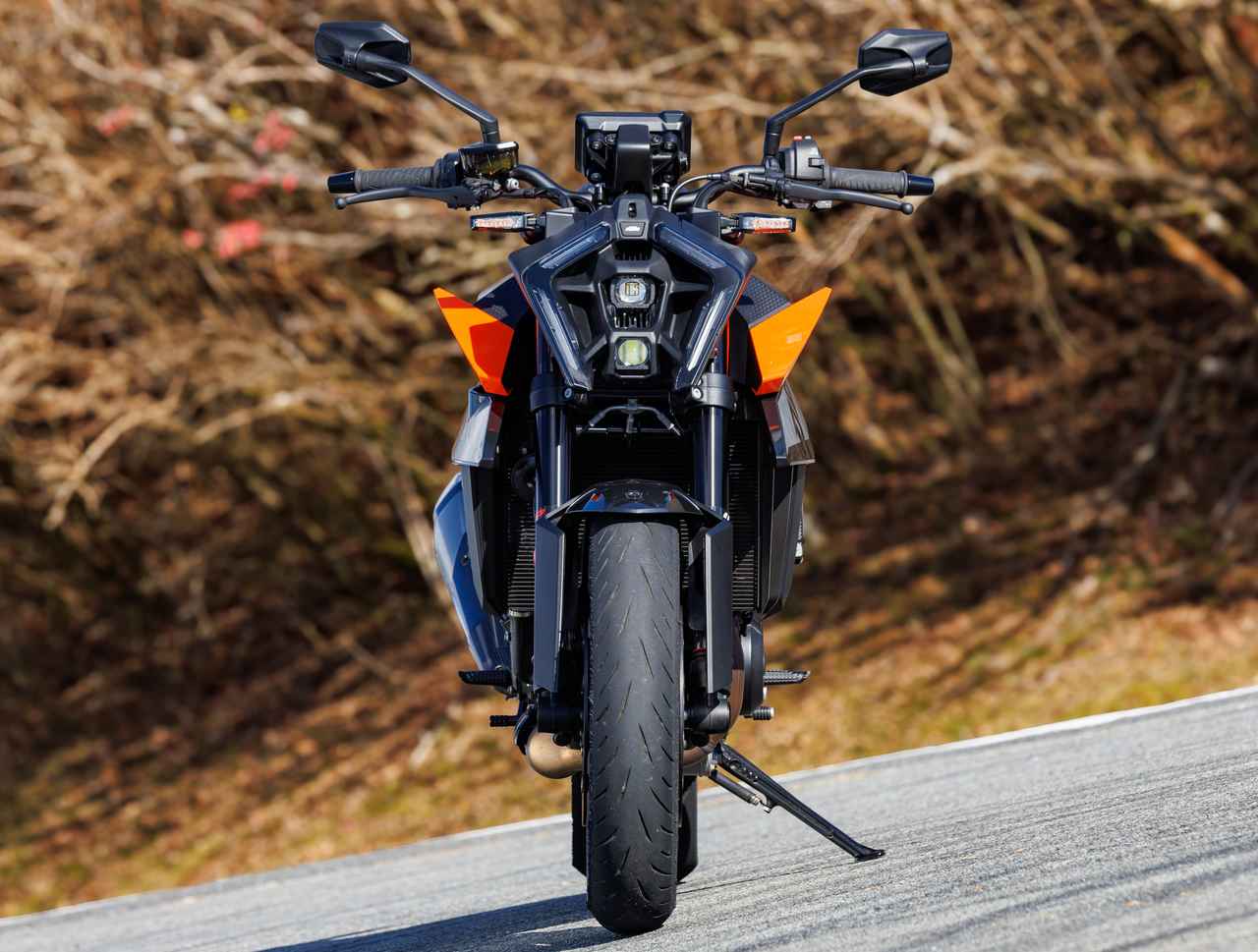 画像8: 990 DUKEは「究極のミドルクラスストリートバイク」がコンセプト。シャープに尖ったシュラウドと独特な造形のヘッドライトが生み出すアグレッシブなイメージが、見る者にインパクトを与えるスタイリングは、停止時にも強烈な存在感を放っている。一方で、一切のムダを省いたボディワークで、車体自体は非常にコンパクトでスリムに仕上がっている。