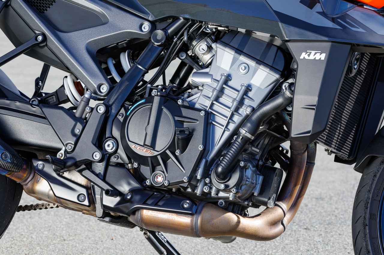 画像: エンジンは水冷並列2気筒の「LC8c」ユニット。前モデルよりボア、ストロークを拡大し、排気量を58cc増量して947ccにアップ。これに伴いカムプロファイルも最適化、トルクを大幅に増強して扱いやすさを大きく増した仕様としている。