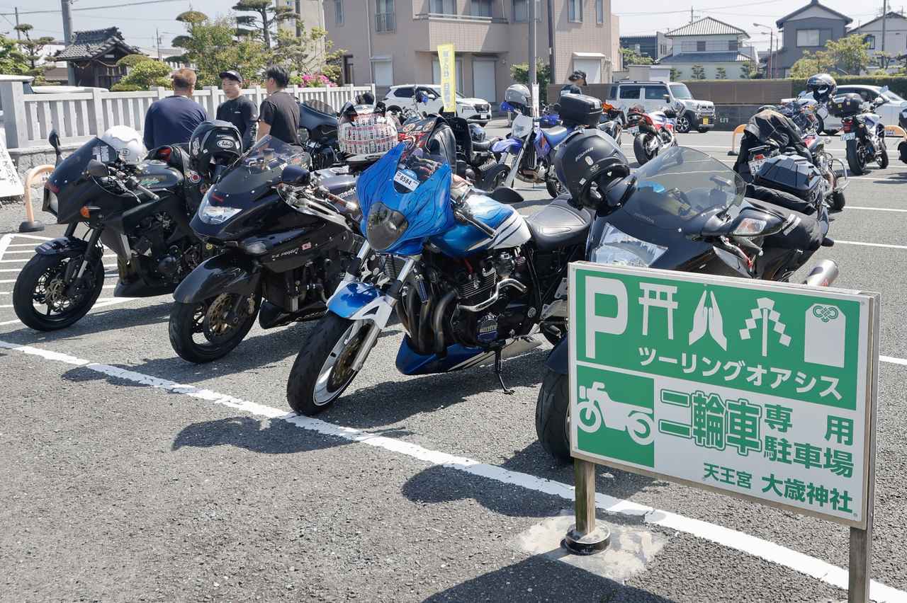 画像: 大きな二輪車専用の駐車場を完備する大歳神社。県道４５号から入るとバイクの向きを変更する必要もありませんので便利です。駐車線に合わせて停めてくださいね。