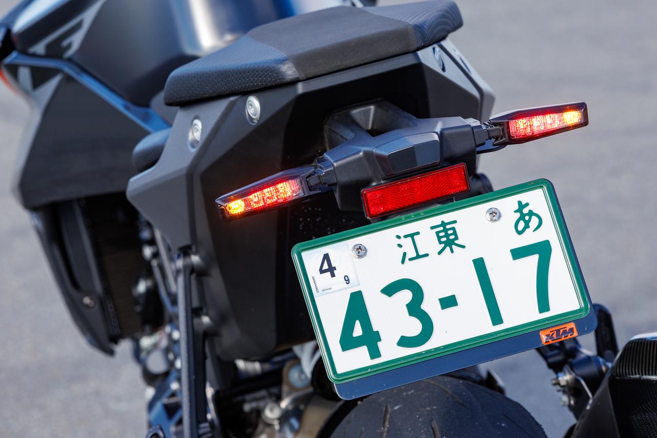 画像: コンパクトなテールカウルに合わせて、テールランプはウインカーと一体化されたコンビネーションタイプを採用。片側4灯ずつのLEDが配置されていて、そのうち3灯がストップランプ、左右の端がウインカーという配列となっている。