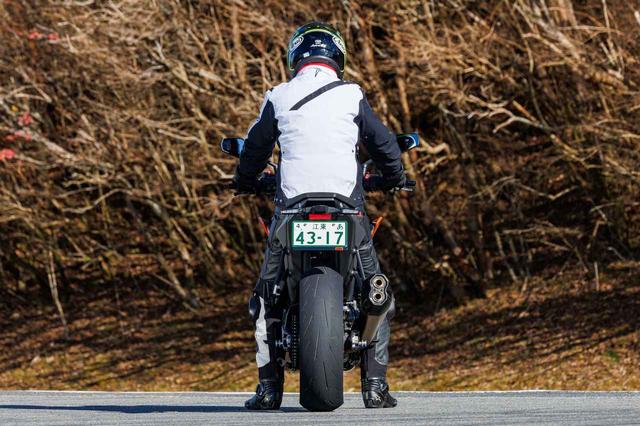 画像4: KTM 990 DUKEの魅力を深掘り試乗チェック！ ハイパフォーマンスと優しさの“二刀流”を堪能できる本格スポーツ