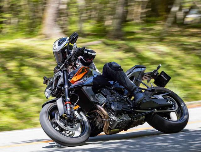 画像3: KTM 990 DUKE 試乗レビュー① エキスパート編（太田安治） 多彩なシチュエーションで気持ち良く「開けていける」素直さが嬉しい
