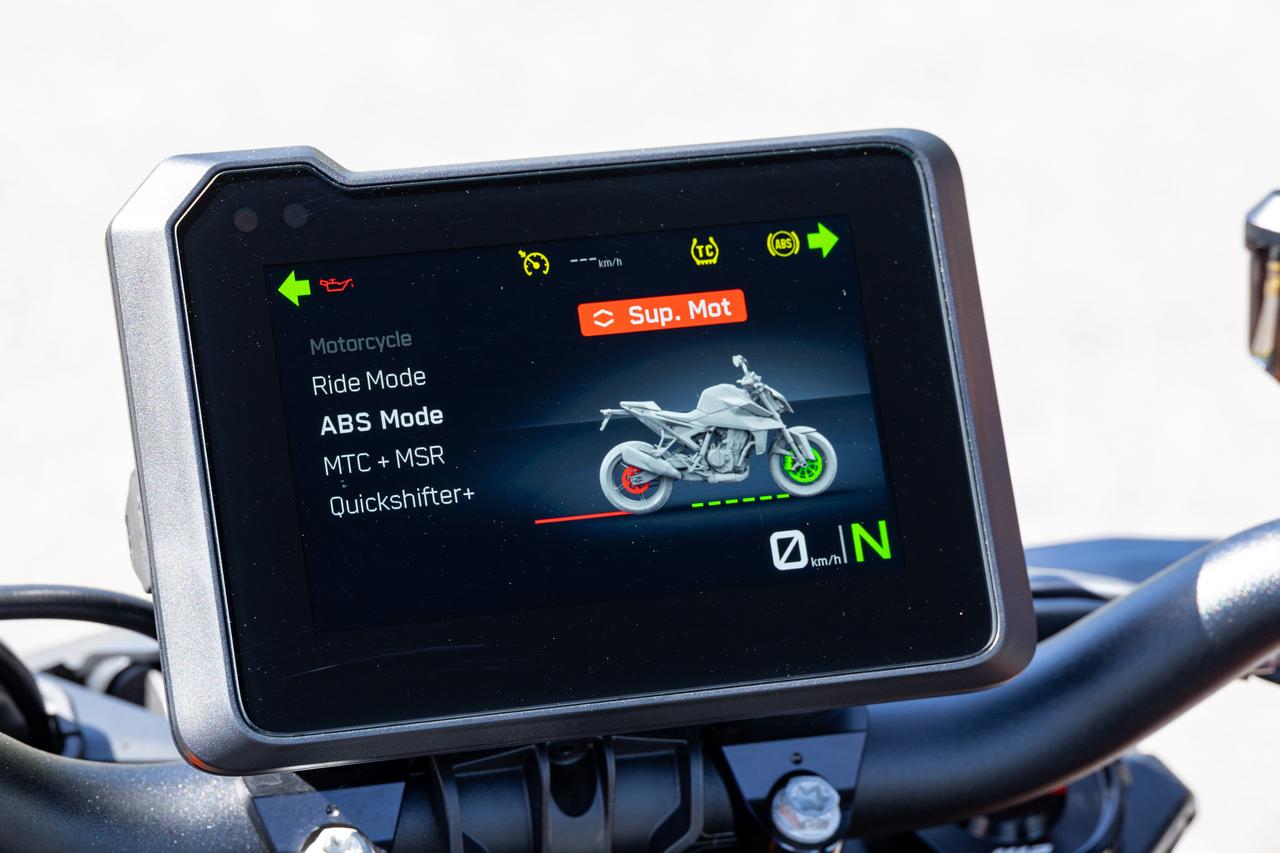 画像4: オプションのテックパックを装備するとリアホイールのスリップ量をコントロールするMSRやクイックシフター+も使用可能となる。ロードモードとリアのみをOFFにできるスーパーモトモードの2種類が選択可能なABSは標準装備。