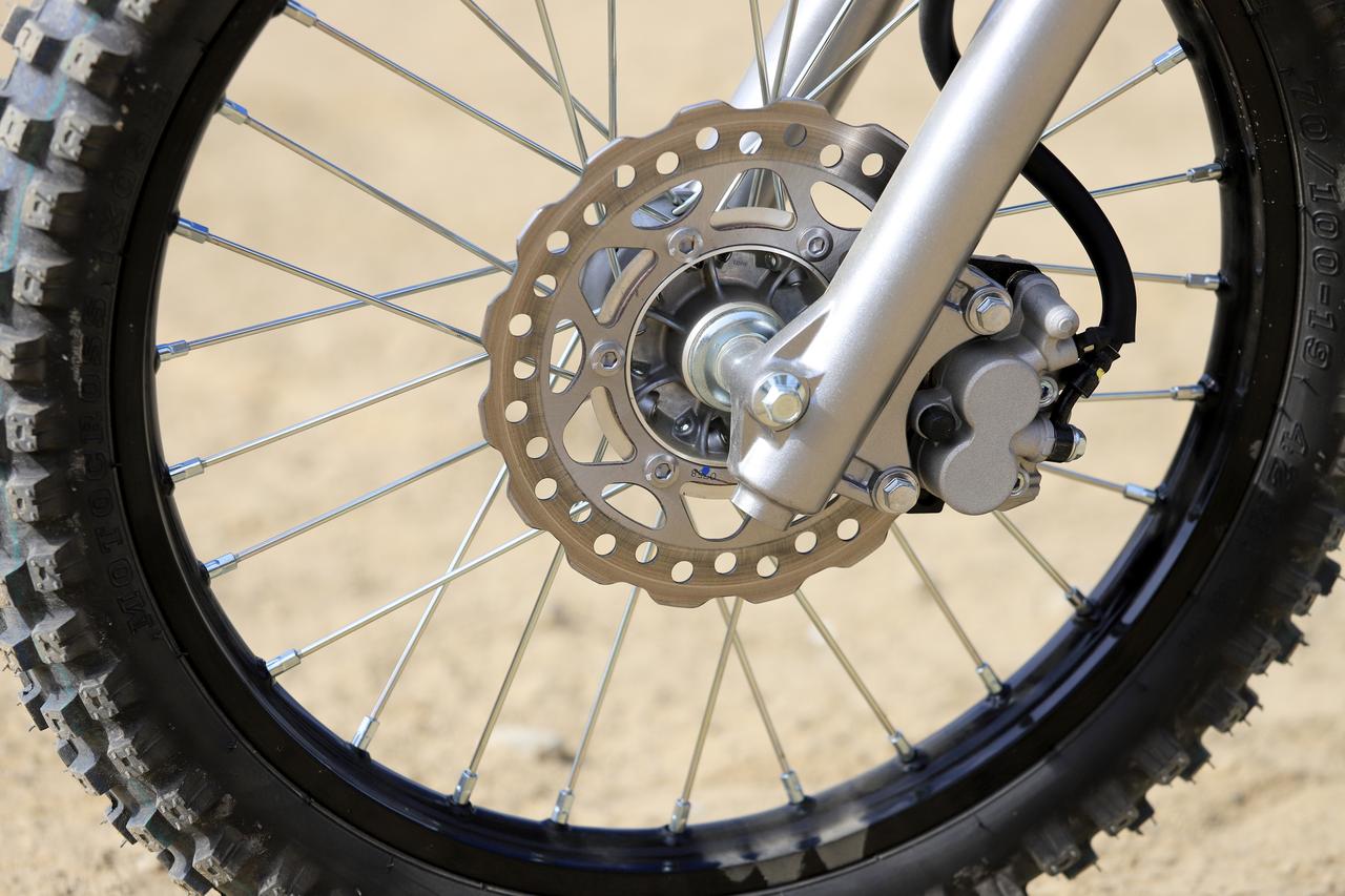 画像: ▲ブレーキは前後シングルディスクを採用しています。ペタルディスクの外径はフロントが220mm・リアが186mm。