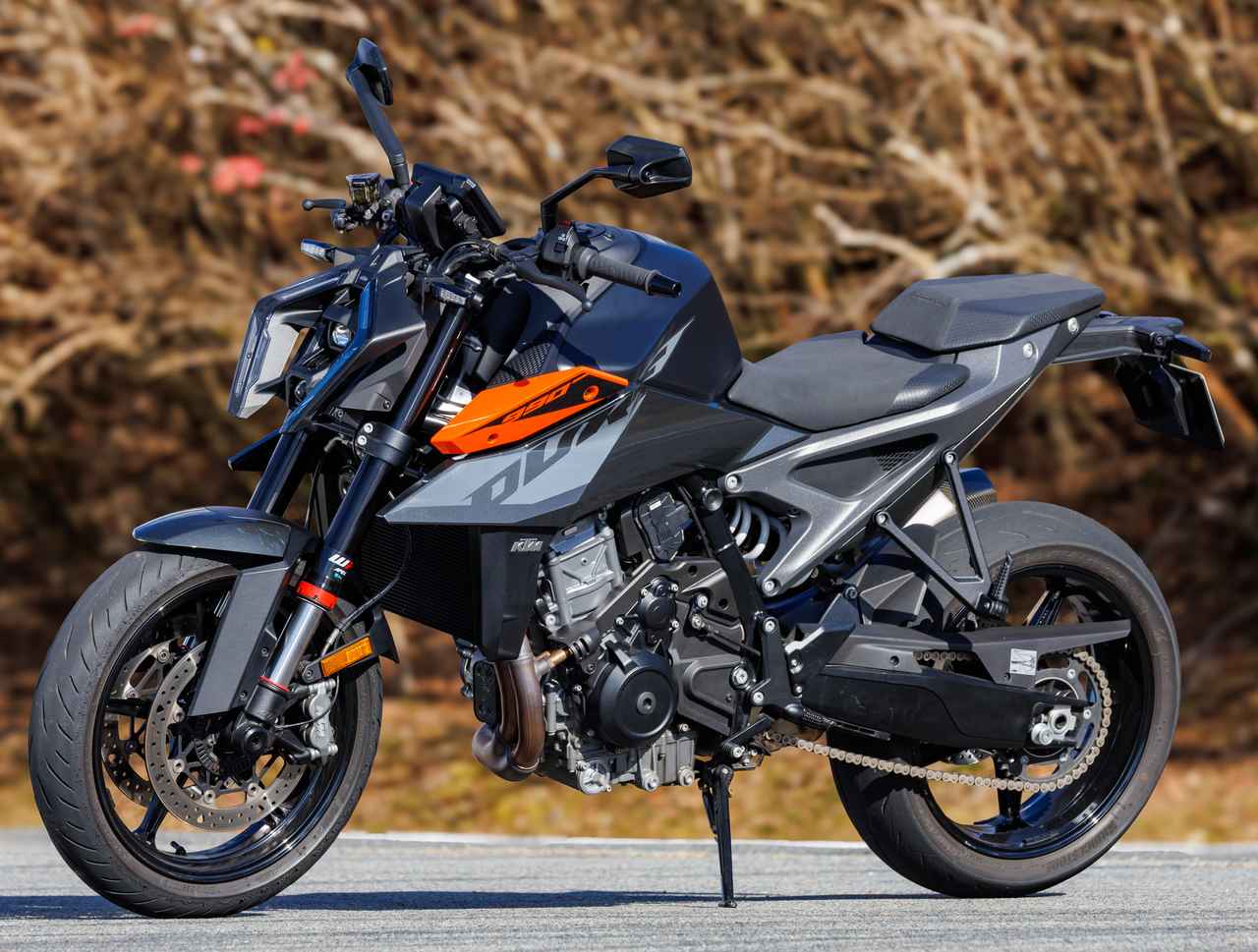 画像7: 990 DUKEは「究極のミドルクラスストリートバイク」がコンセプト。シャープに尖ったシュラウドと独特な造形のヘッドライトが生み出すアグレッシブなイメージが、見る者にインパクトを与えるスタイリングは、停止時にも強烈な存在感を放っている。一方で、一切のムダを省いたボディワークで、車体自体は非常にコンパクトでスリムに仕上がっている。