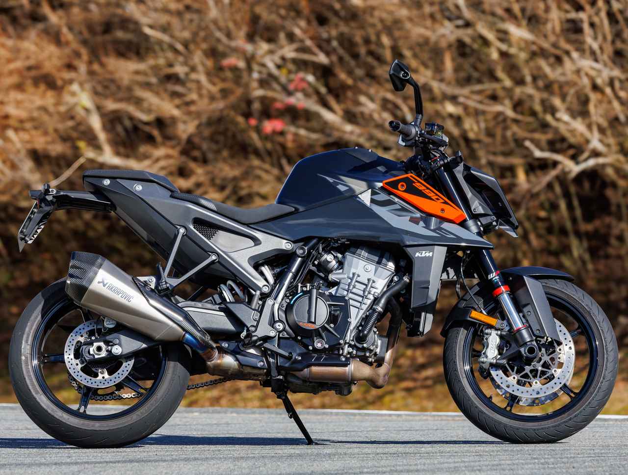 画像2: 990 DUKEは「究極のミドルクラスストリートバイク」がコンセプト。シャープに尖ったシュラウドと独特な造形のヘッドライトが生み出すアグレッシブなイメージが、見る者にインパクトを与えるスタイリングは、停止時にも強烈な存在感を放っている。一方で、一切のムダを省いたボディワークで、車体自体は非常にコンパクトでスリムに仕上がっている。