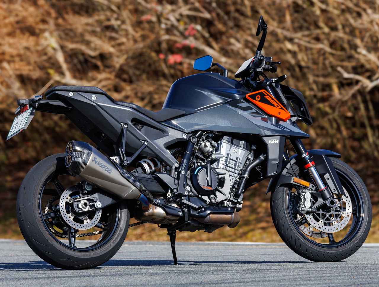 画像3: 990 DUKEは「究極のミドルクラスストリートバイク」がコンセプト。シャープに尖ったシュラウドと独特な造形のヘッドライトが生み出すアグレッシブなイメージが、見る者にインパクトを与えるスタイリングは、停止時にも強烈な存在感を放っている。一方で、一切のムダを省いたボディワークで、車体自体は非常にコンパクトでスリムに仕上がっている。