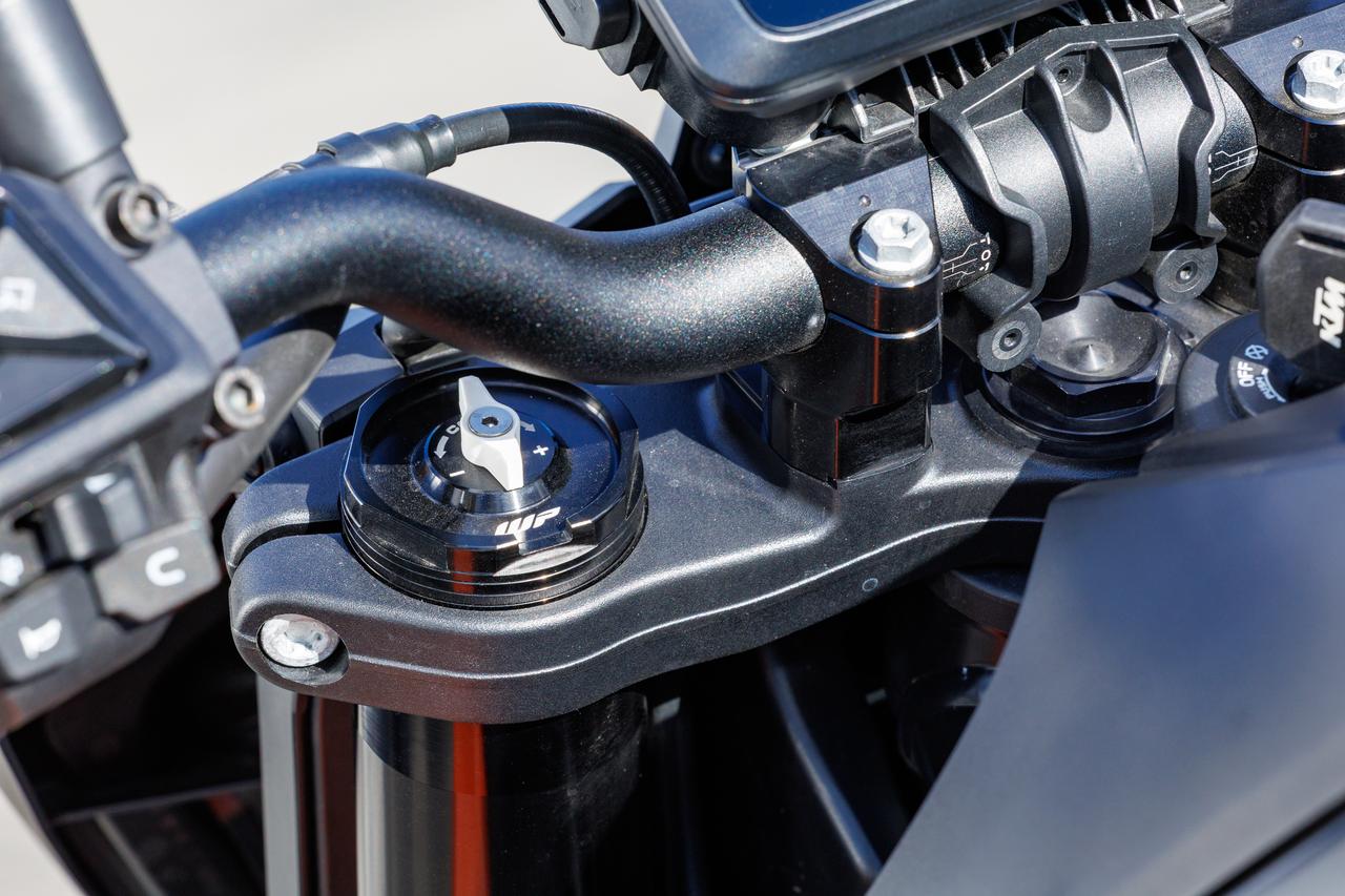 画像2: フロントフォークはWP製のAPEX倒立フォークで、ストローク量は140mm、インナーチューブ径はΦ43mm。トップキャップ部には左右で独立した調整機構が備わっており、右側がリバウンド、左側がコンプレッションの調整ノブ。それぞれ5段階で減衰力を調整することができる。ブレーキはΦ300mmのダブルディスク、キャリパーはブレンボのグループブランドであるJ.JUAN製。