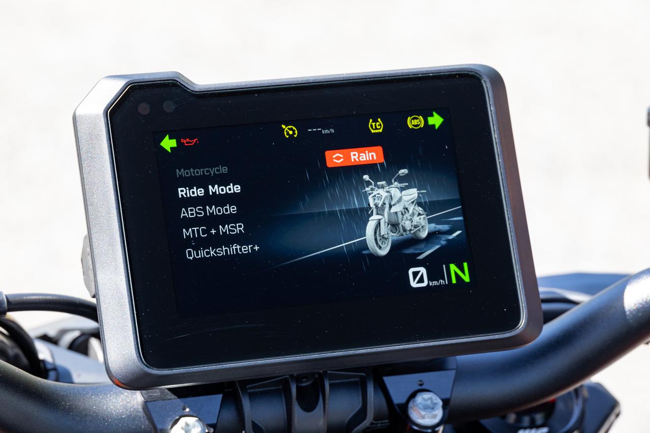 画像3: ライディングモードは最大5種類を用意。スタンダードはストリート、スポーツ、レインの3種類だが、オプションのテックパック（17万6551円）を装備すると追加でパフォーマンス、トラックが追加になるほか、クルーズコントロールも使用可能になる。