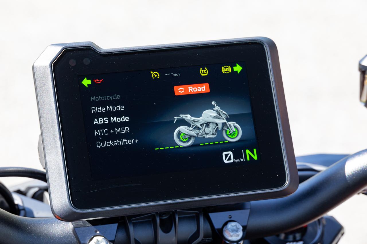 画像3: オプションのテックパックを装備するとリアホイールのスリップ量をコントロールするMSRやクイックシフター+も使用可能となる。ロードモードとリアのみをOFFにできるスーパーモトモードの2種類が選択可能なABSは標準装備。