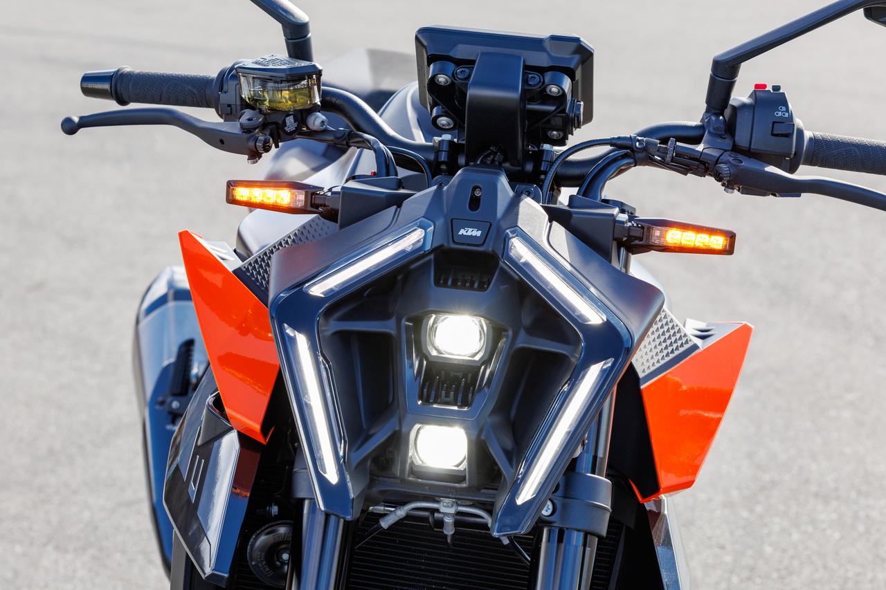 画像: 縦に配列された2灯のLEDヘッドライト。周囲を取り囲むようにLEDのDRL（デイタイムランニグライト）が配置されていて、独特なフロントマスクを形成している。DRLは周囲の明るさに応じて自動調光する仕組みで、ロービームはエンジンを切った後も夜間時に足元の明かりを確保するために数秒間点灯する。