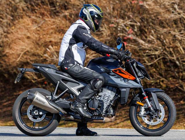 画像3: KTM 990 DUKEの魅力を深掘り試乗チェック！ ハイパフォーマンスと優しさの“二刀流”を堪能できる本格スポーツ