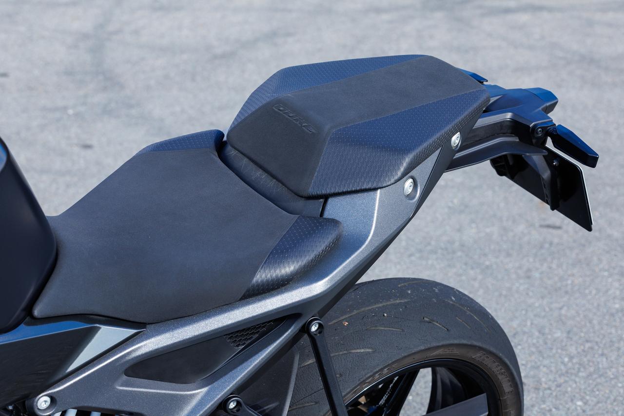 画像: 滑りにくい2種類の表皮を採用するシートは高さ825mmだが、サイドカバーなどの余計な張り出しを持たない構造のため、足をまっすぐ下ろしやすく、数値以上に足つき性は良好。ライダー側の座面には2度の前傾がつけられている。