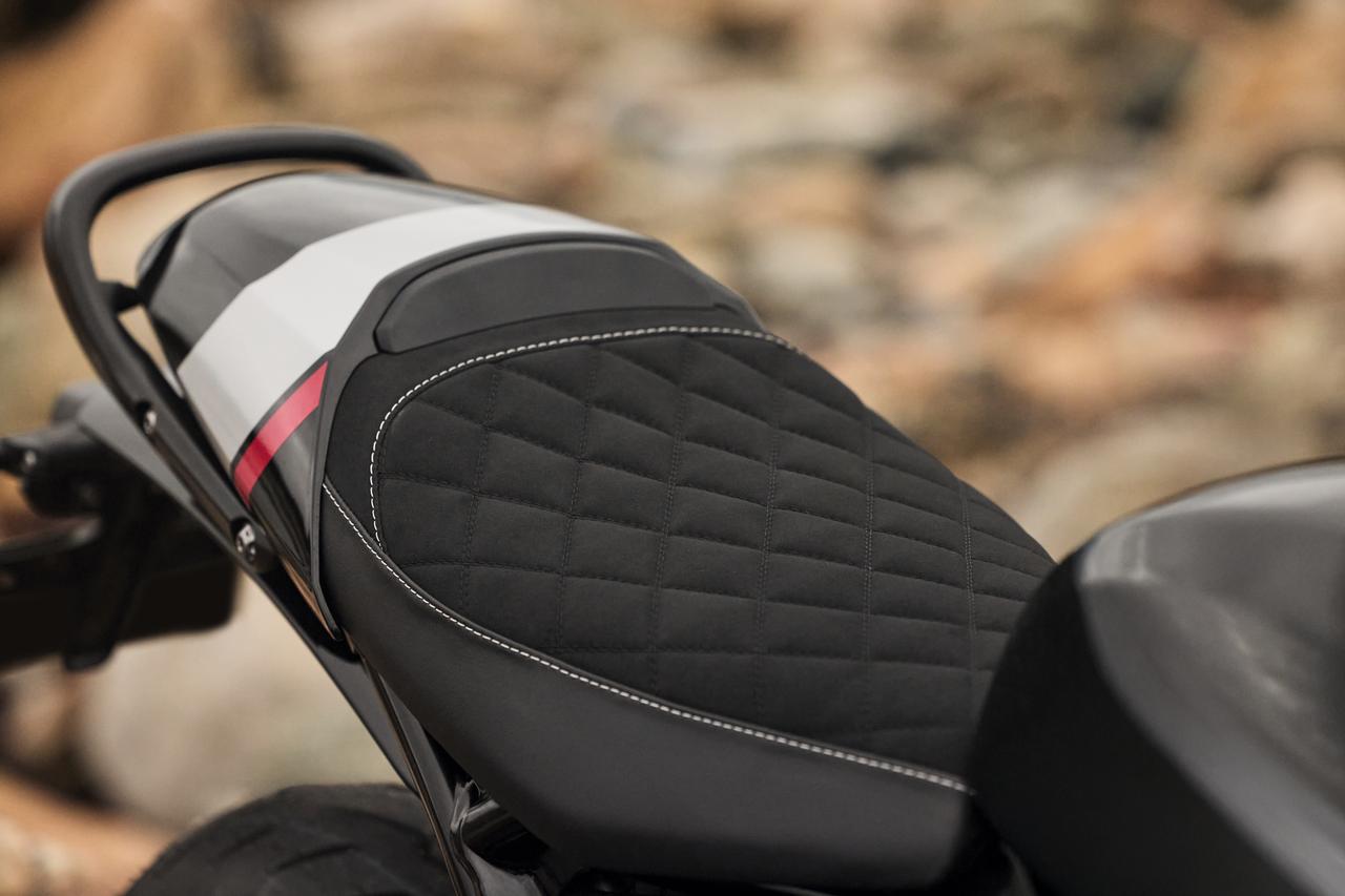 画像15: 【栄光の名前が400で復活！】トライアンフ「Thruxton 400」新登場！価格は84万9900円から、2026年3月販売開始予定