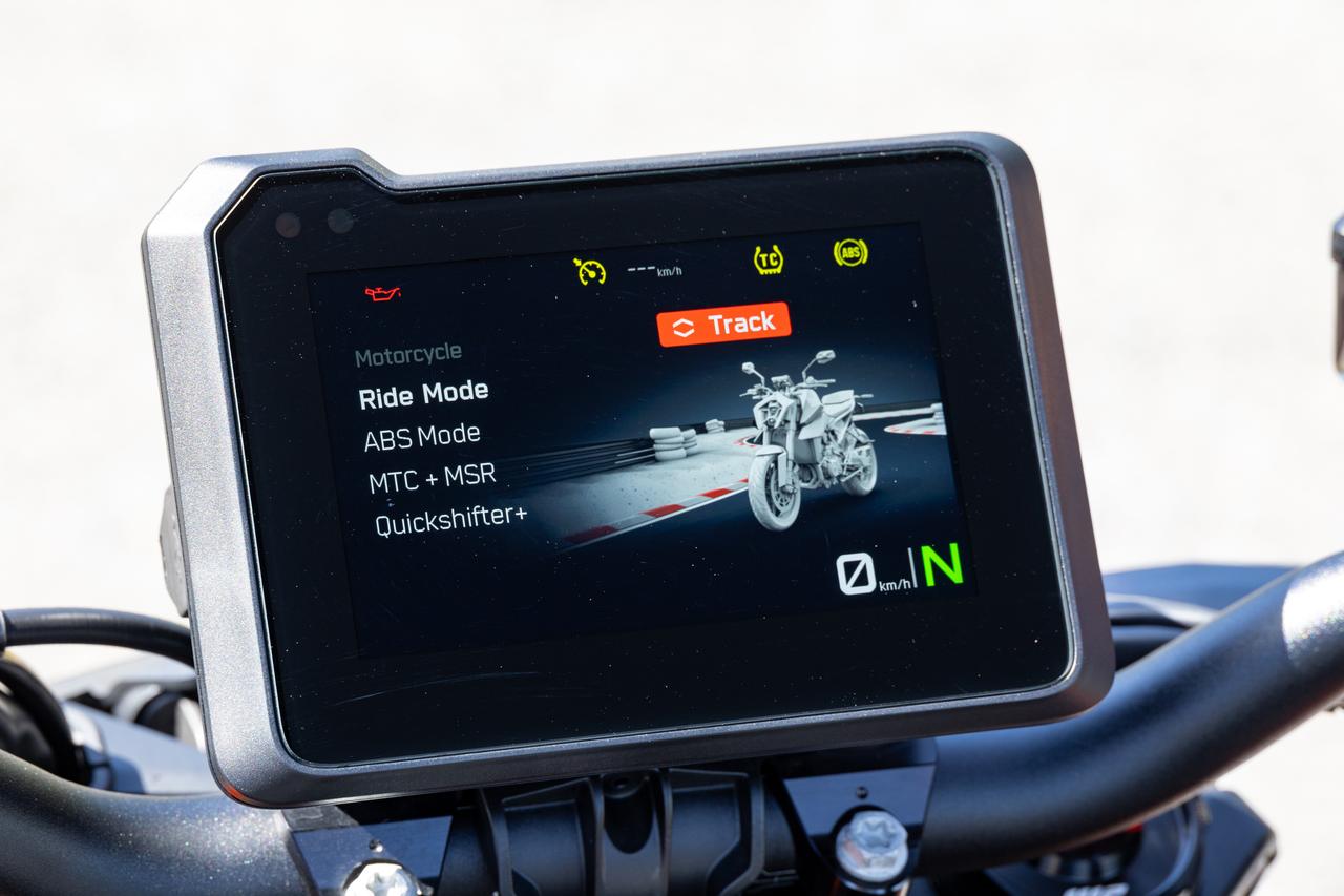 画像5: ライディングモードは最大5種類を用意。スタンダードはストリート、スポーツ、レインの3種類だが、オプションのテックパック（17万6551円）を装備すると追加でパフォーマンス、トラックが追加になるほか、クルーズコントロールも使用可能になる。