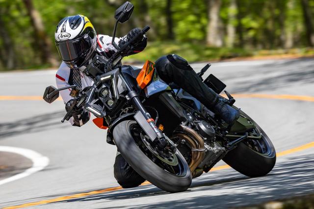 画像4: KTM 990 DUKE 試乗レビュー① エキスパート編（太田安治） 多彩なシチュエーションで気持ち良く「開けていける」素直さが嬉しい