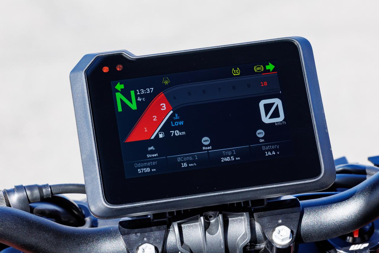 画像: スクエア形状で視認性の高いメーターは5インチのフルカラーTFT。表示項目も多彩で、車両の状態を即時に把握できる。オプションの「KTMconnect」を介したスマートフォンとの連携も可能で、USB-Cコネクターも装備する。