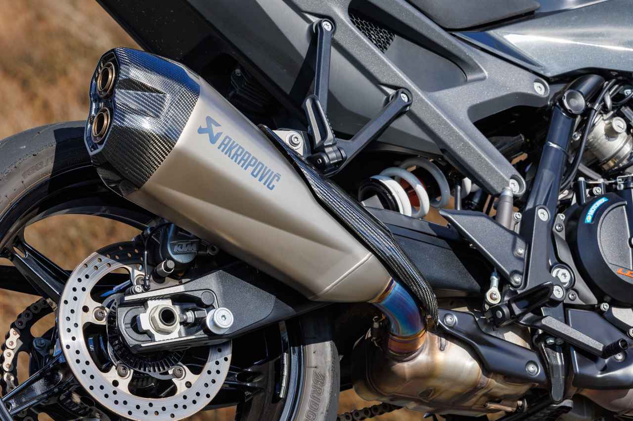 画像: 試乗車はオプションで用意されるアクラポビッチ製のスリップオンサイレンサーを装着。凝った造形の本体はチタニウム製で出口はデュアル、サイレンサーキャップとヒートガードはカーボン製。サウンドも歯切れのいいものだ。価格は23万4257円。