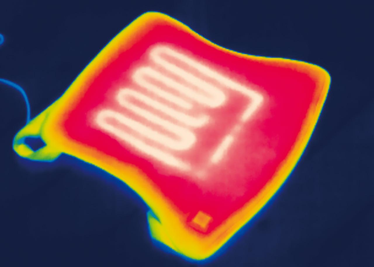 画像: ▲サーモカメラで撮影してみると内蔵されているヒーターが可視化された。電熱部を中心に本体全体に温度上昇しているのがわかる。