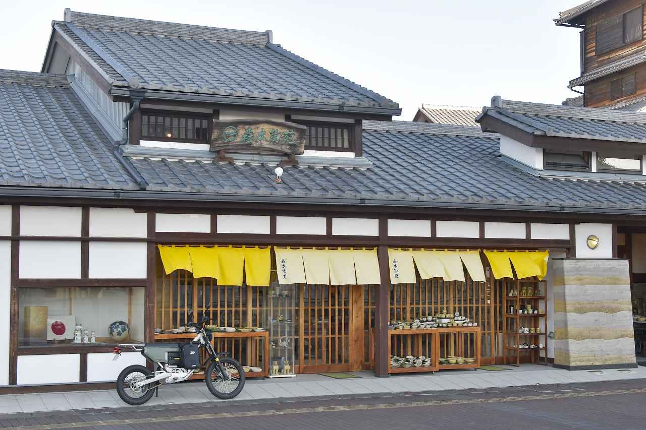 画像: わかりやすくするため許可を頂いて店頭にバイクを置かせてもらってます。来店の際は隣接駐車場をご利用ください。